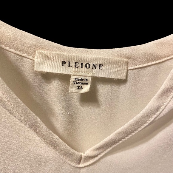 Pleione Woman’s Ivory Flowy Blouse Flutter Sleeve, Notched Neckline. Size: XL - Picture 3 of 4